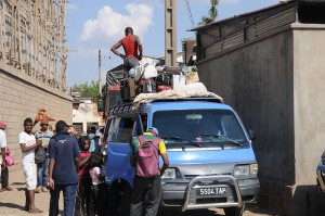 EIn Taxibrousse wird beladen