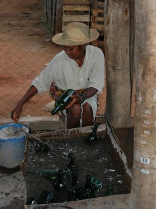 Die Flaschen werden gewaschen