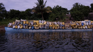 Boot voller Kohlesäcke auf dem Canal des Pangalanes