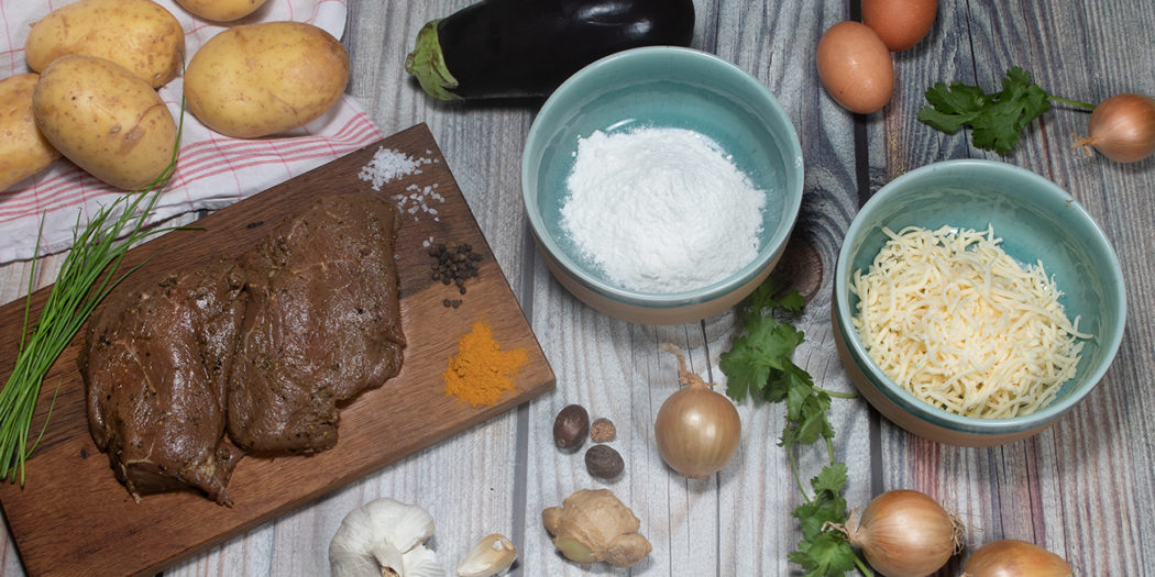 Zebuspieße mit Kartoffel- und Auberginentaschen - MADAMAGAZINE