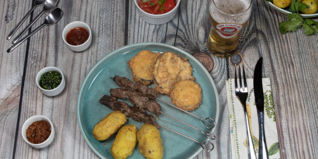 Zebuspieße mit Kartoffel- und Auberginentaschen - MADAMAGAZINE