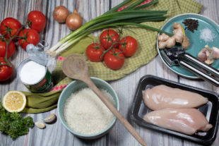 Kokoshuhn mit Reis und Tomatensalat